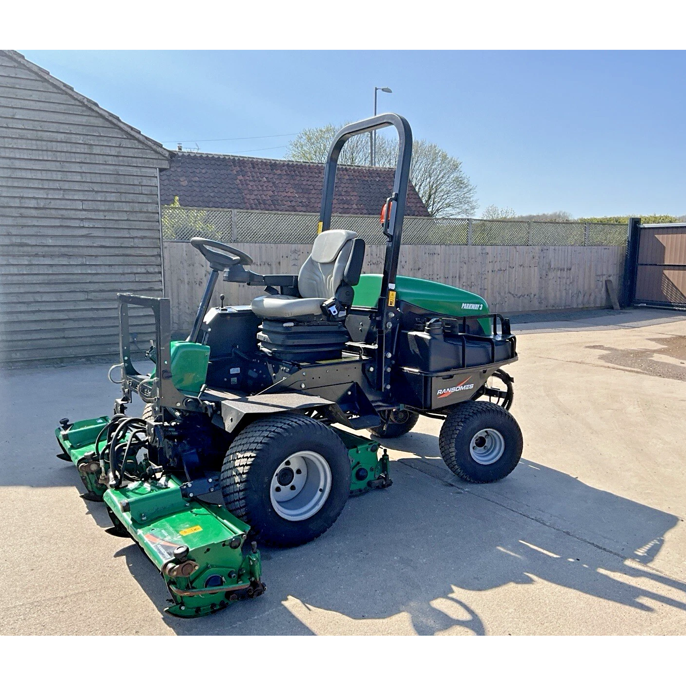 2019 RANSOMES PARKWAY 3 TRIPLE CYLINDER RIDE ON LAWN MOWER